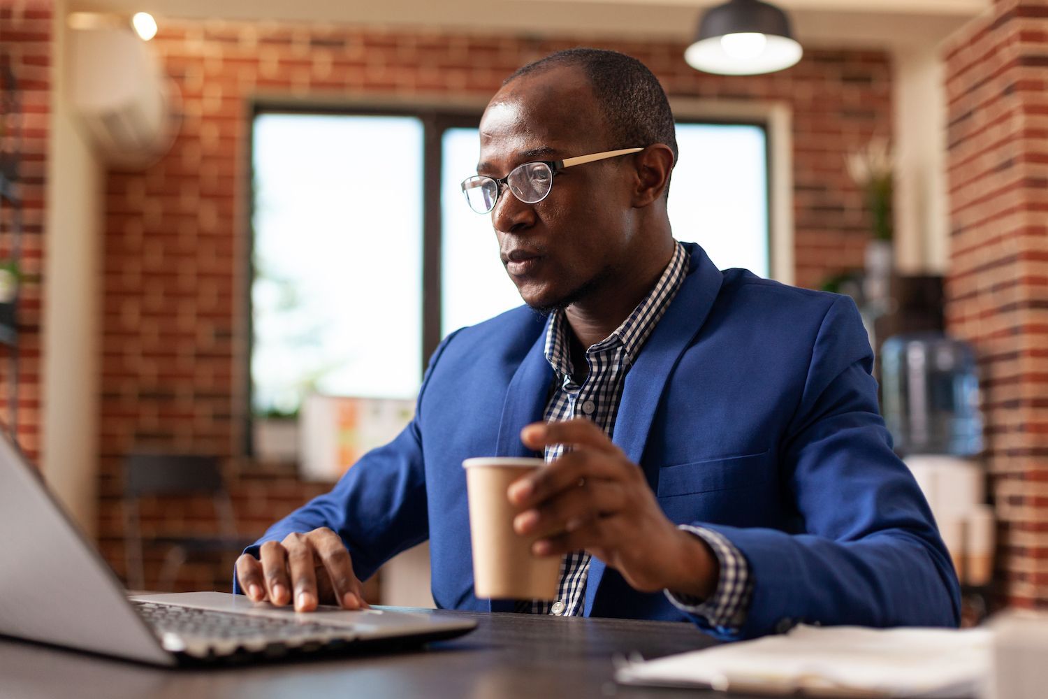 young businessman using a mobile phone To express opinions after
